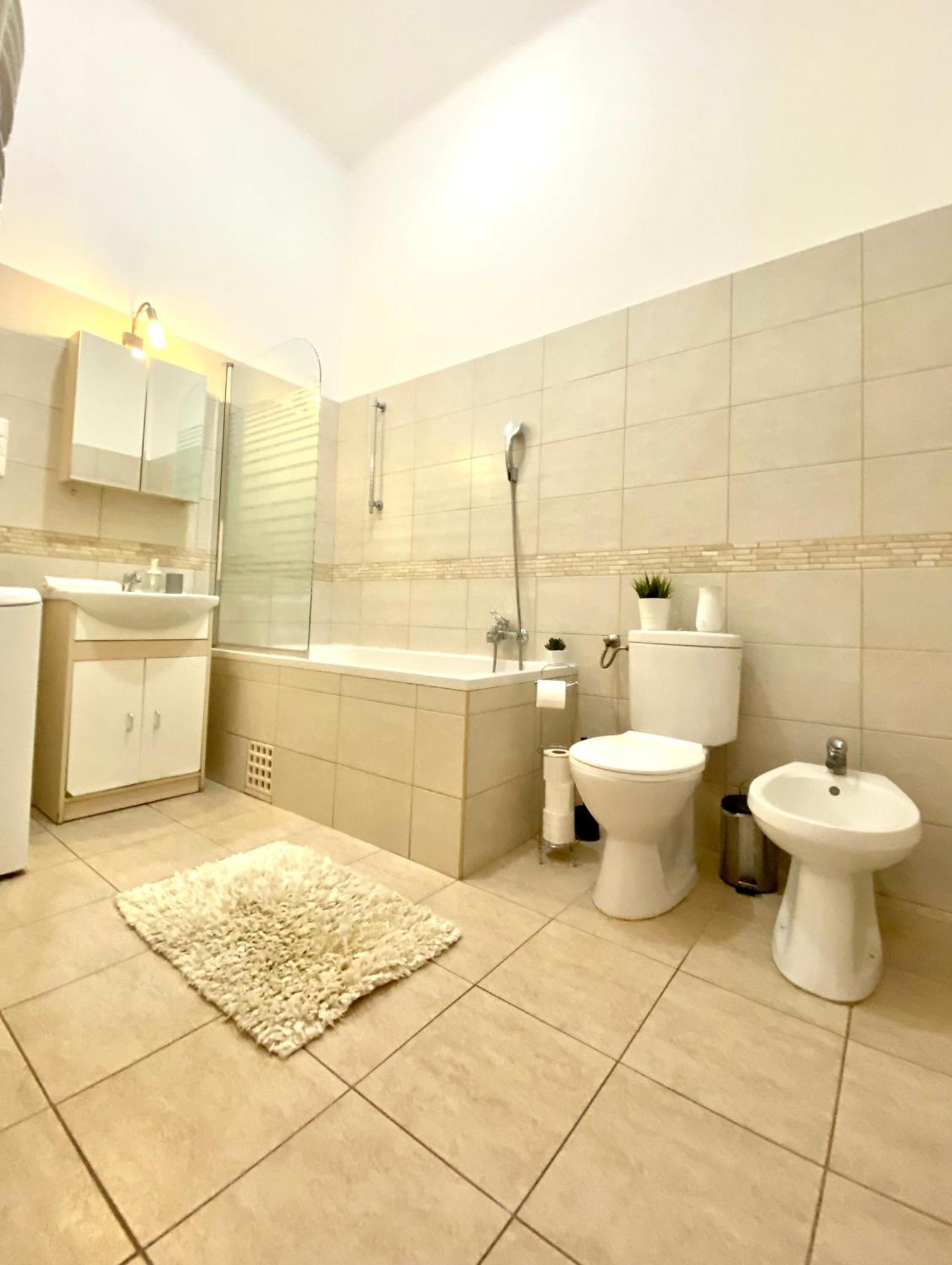 Free Parking + 4bdr + 3baths! + 5* Location