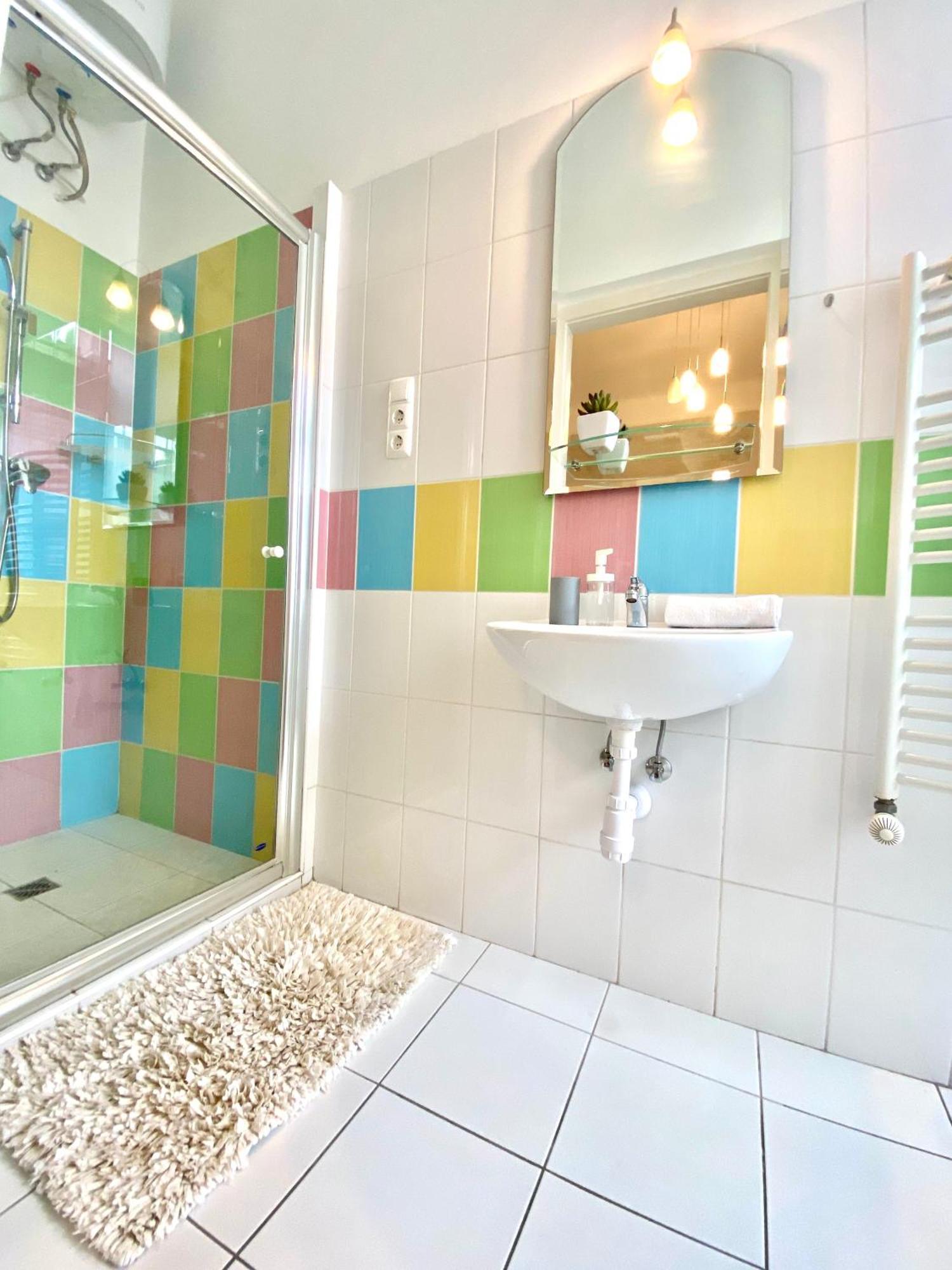 Free Parking + 4bdr + 3baths! + 5* Location Apartment