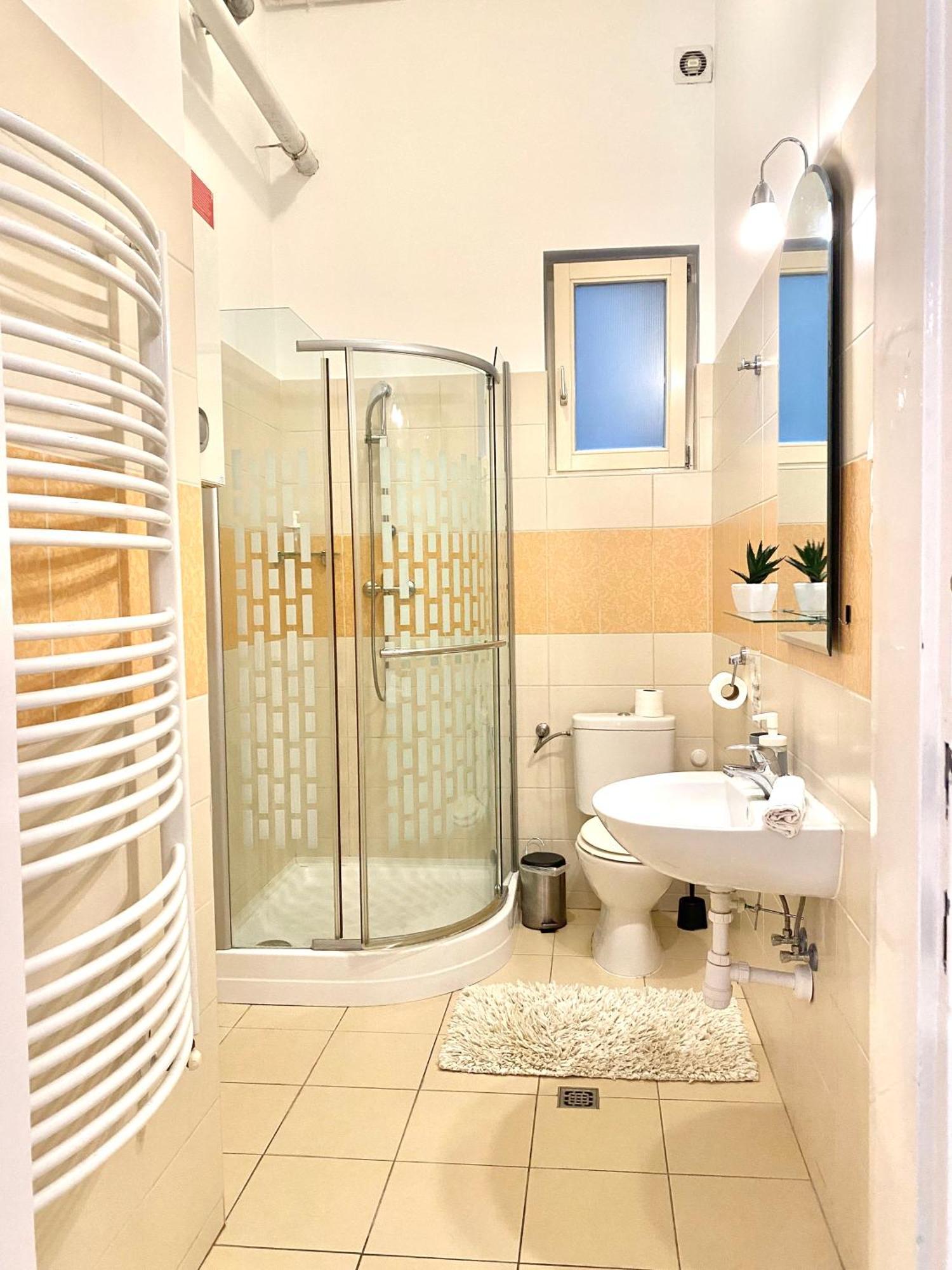 Apartment Free Parking + 4bdr + 3baths! + 5* Location
