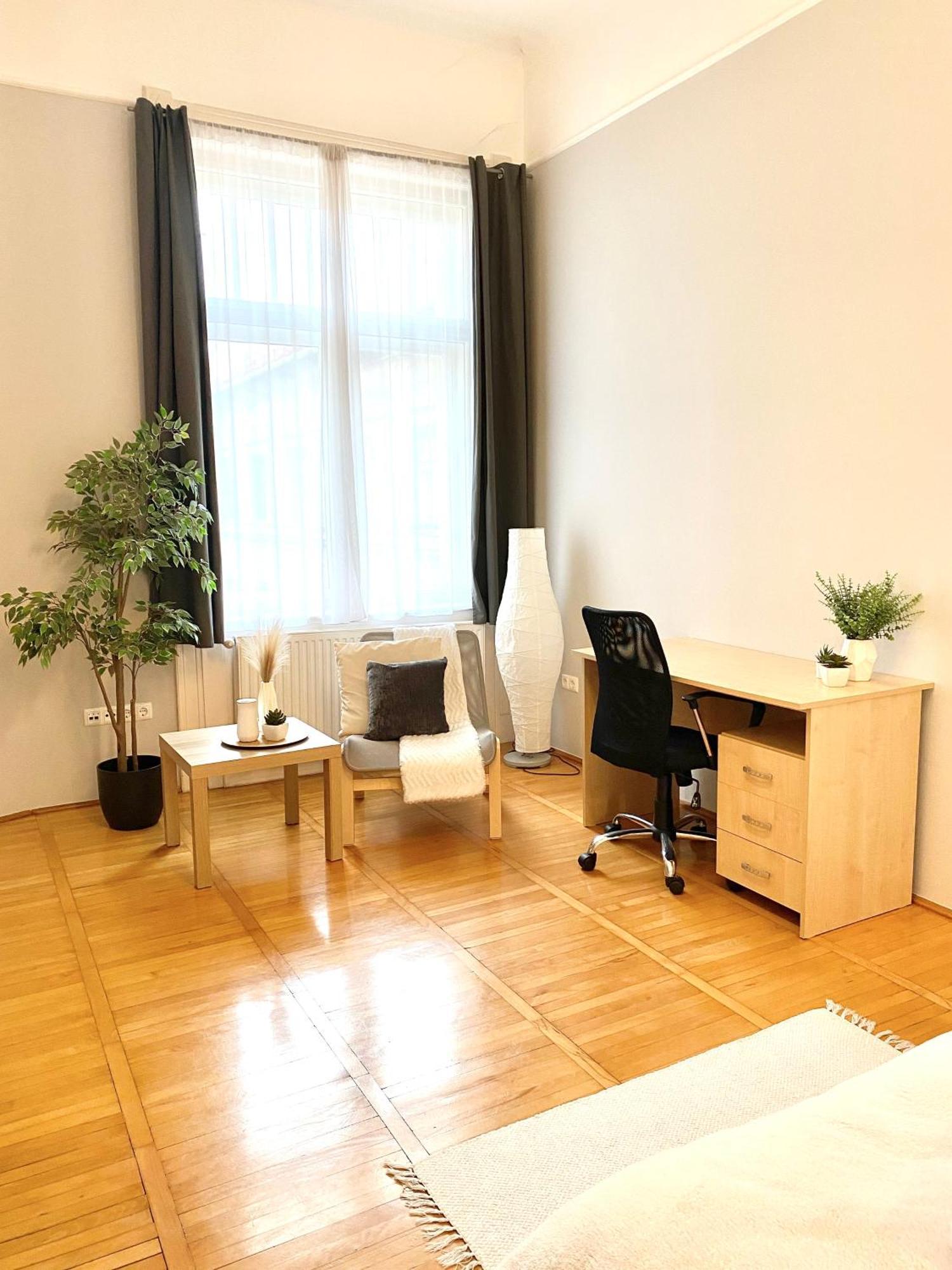 Free Parking + 4bdr + 3baths! + 5* Location Apartment *