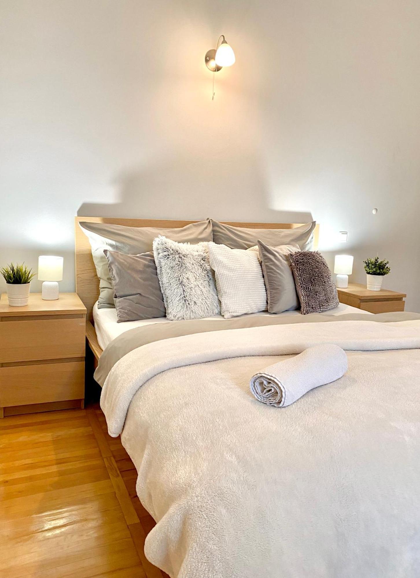 Apartment Free Parking + 4bdr + 3baths! + 5* Location *