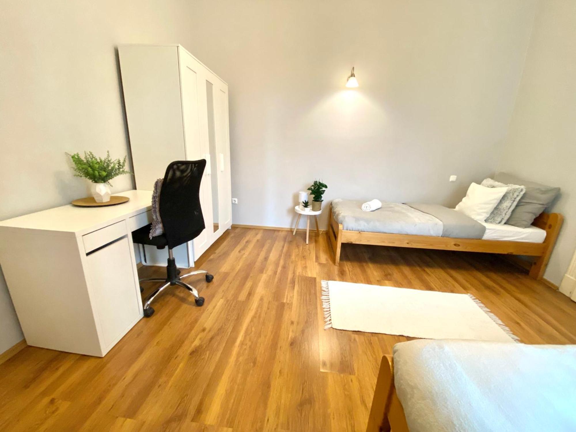 Free Parking + 4bdr + 3baths! + 5* Location