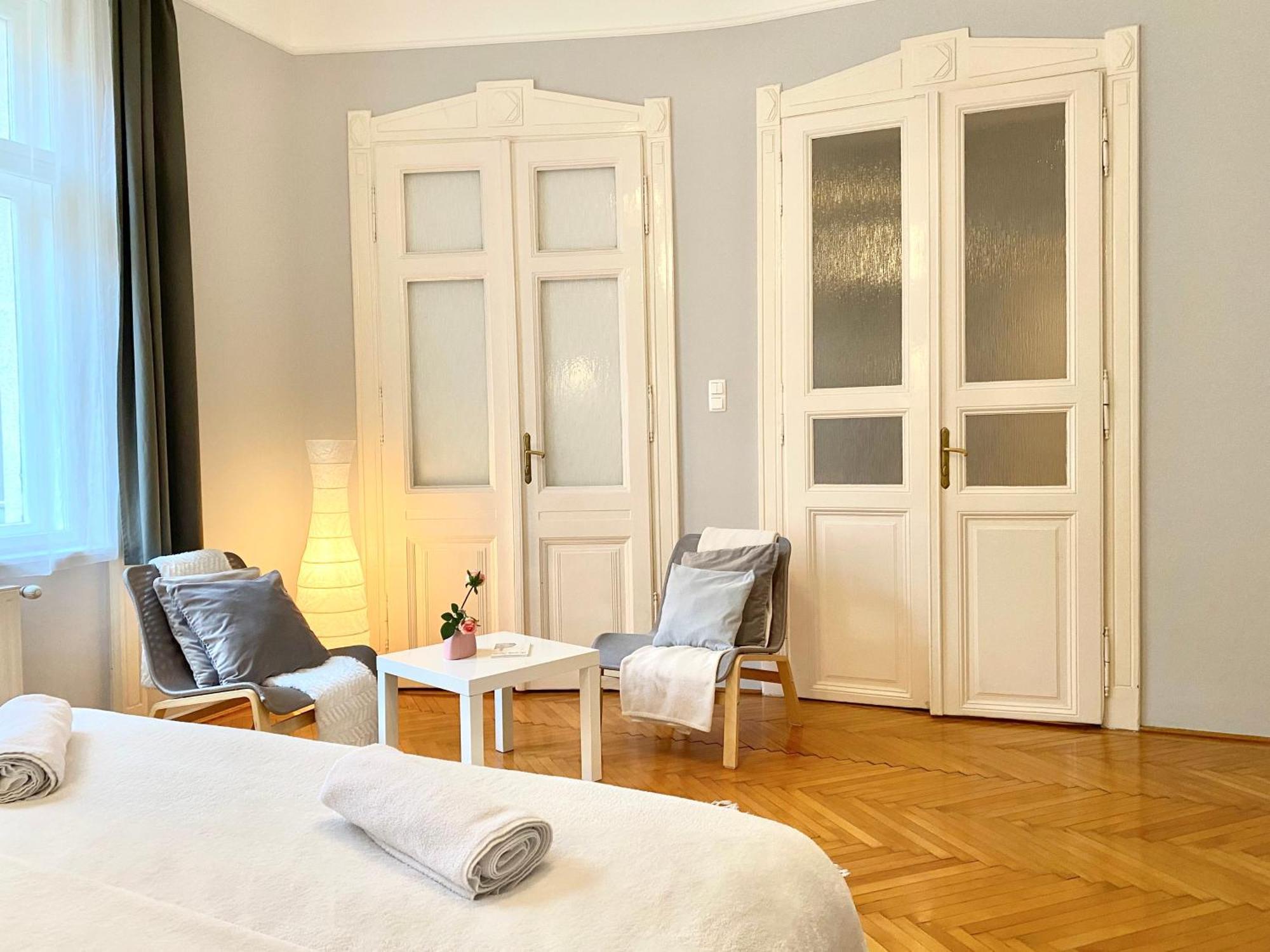 Apartment Free Parking + 4bdr + 3baths! + 5* Location