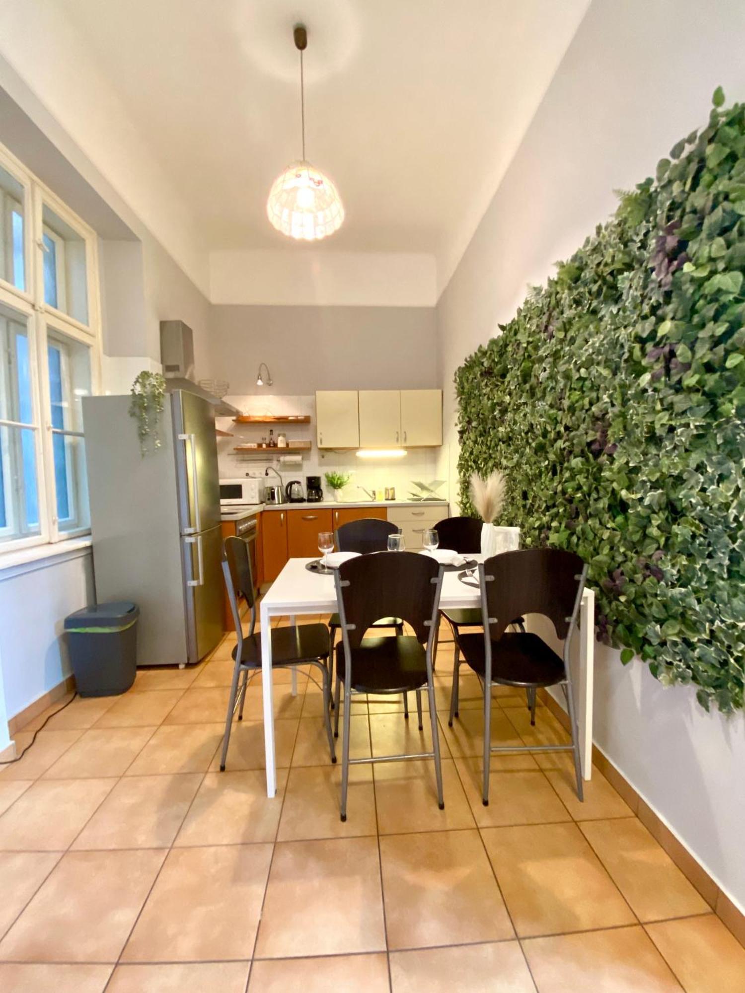 Free Parking + 4bdr + 3baths! + 5* Location Apartment *