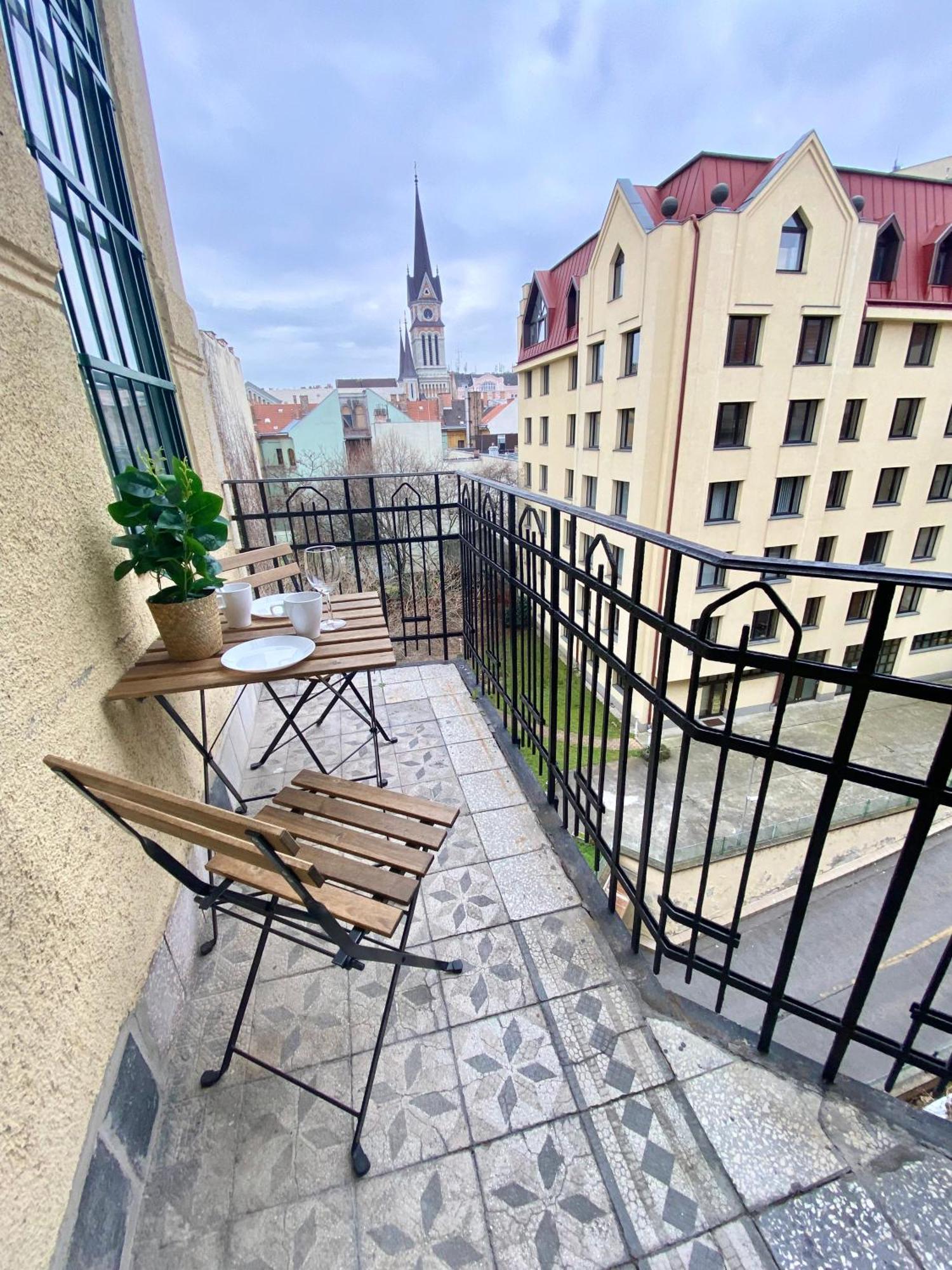 Apartment Free Parking + 4bdr + 3baths! + 5* Location *