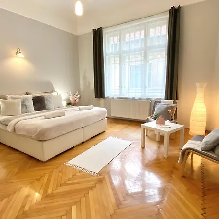 Free Parking + 4Bdr + 3Baths! + 5* Location Apartment Budapest Exterior photo