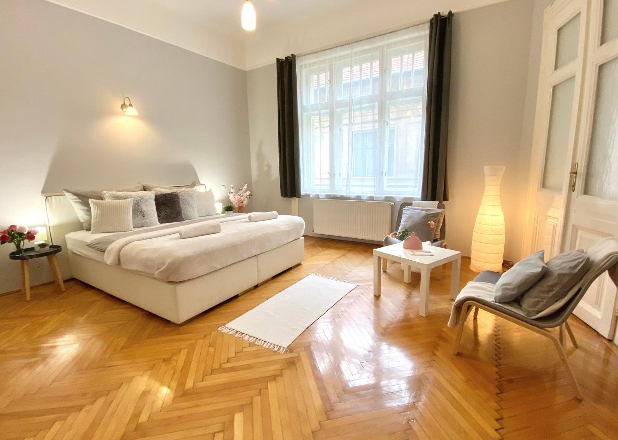 Apartment Free Parking + 4bdr + 3baths! + 5* Location Budapest
