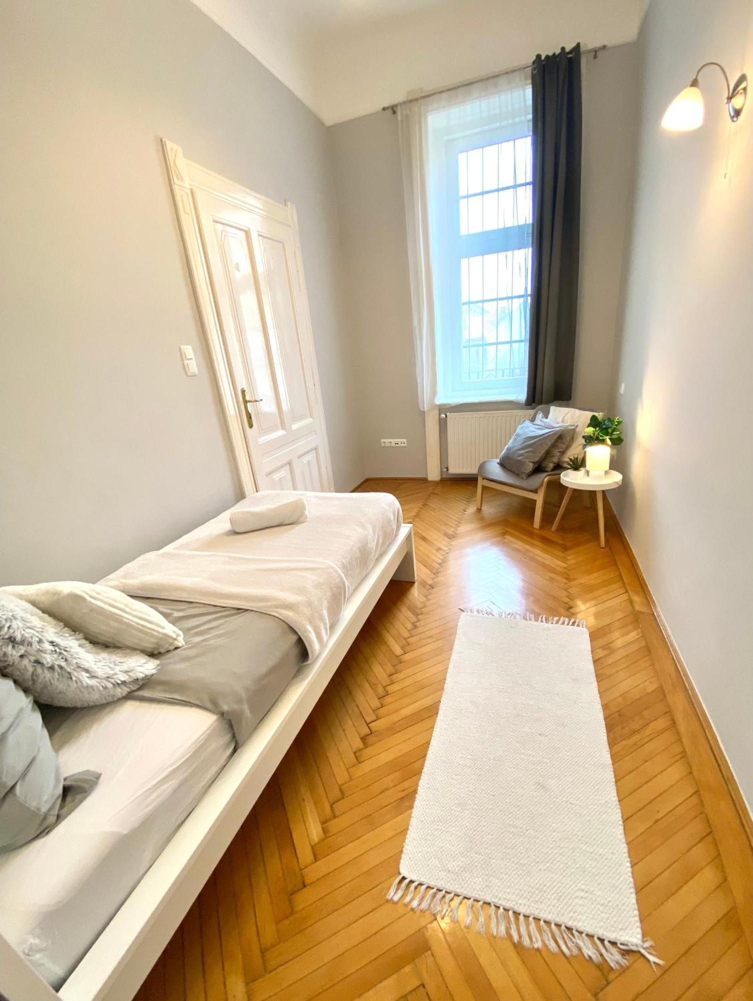 Free Parking + 4bdr + 3baths! + 5* Location Budapest