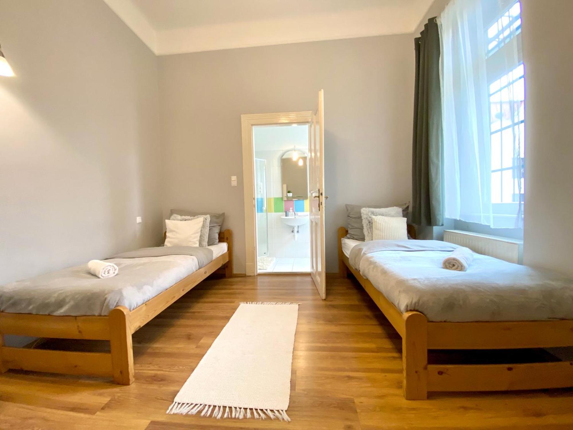 Free Parking + 4bdr + 3baths! + 5* Location * Budapest
