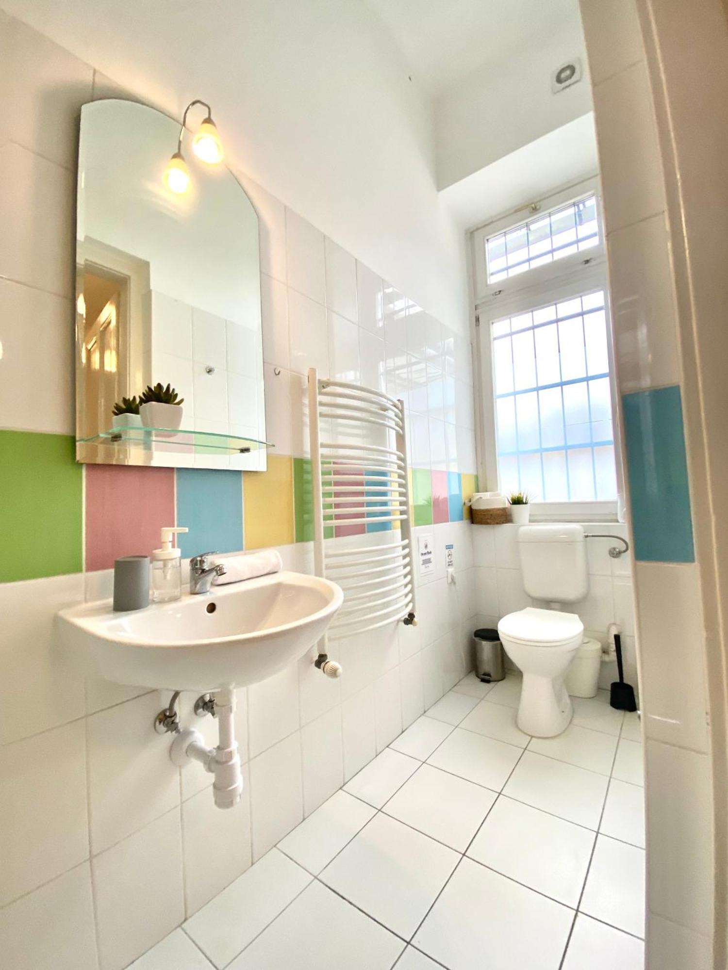 Free Parking + 4bdr + 3baths! + 5* Location *