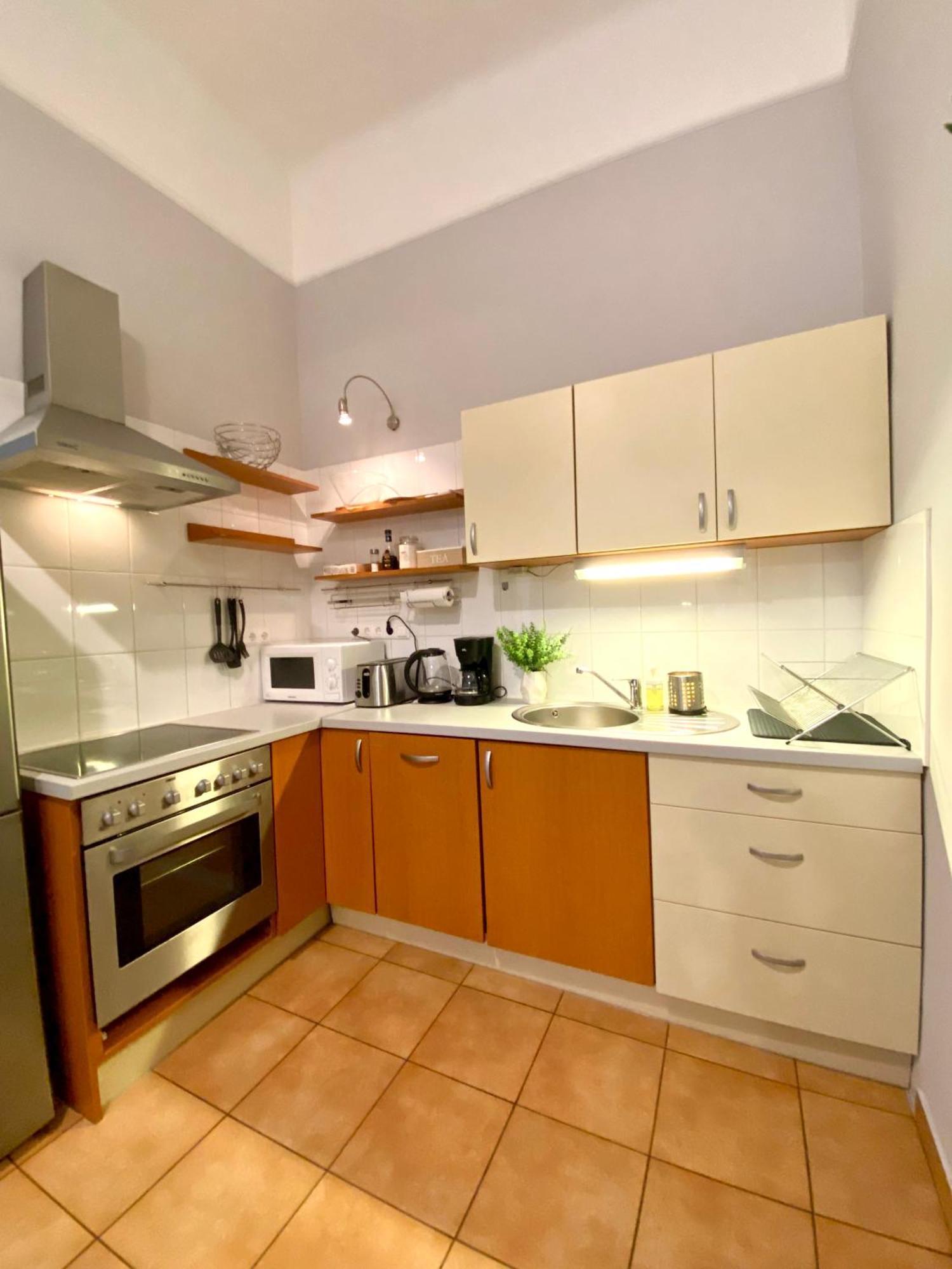 Free Parking + 4bdr + 3baths! + 5* Location * Будапешт