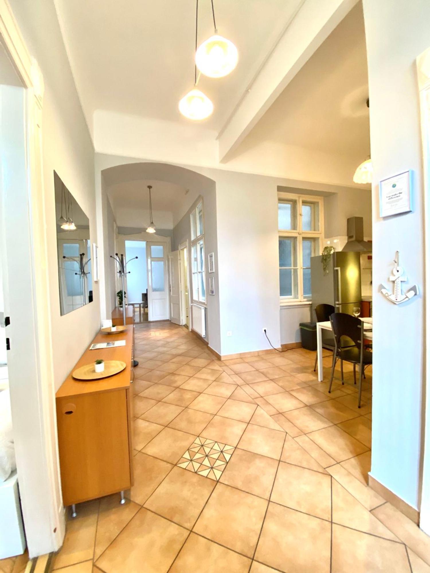Free Parking + 4bdr + 3baths! + 5* Location *