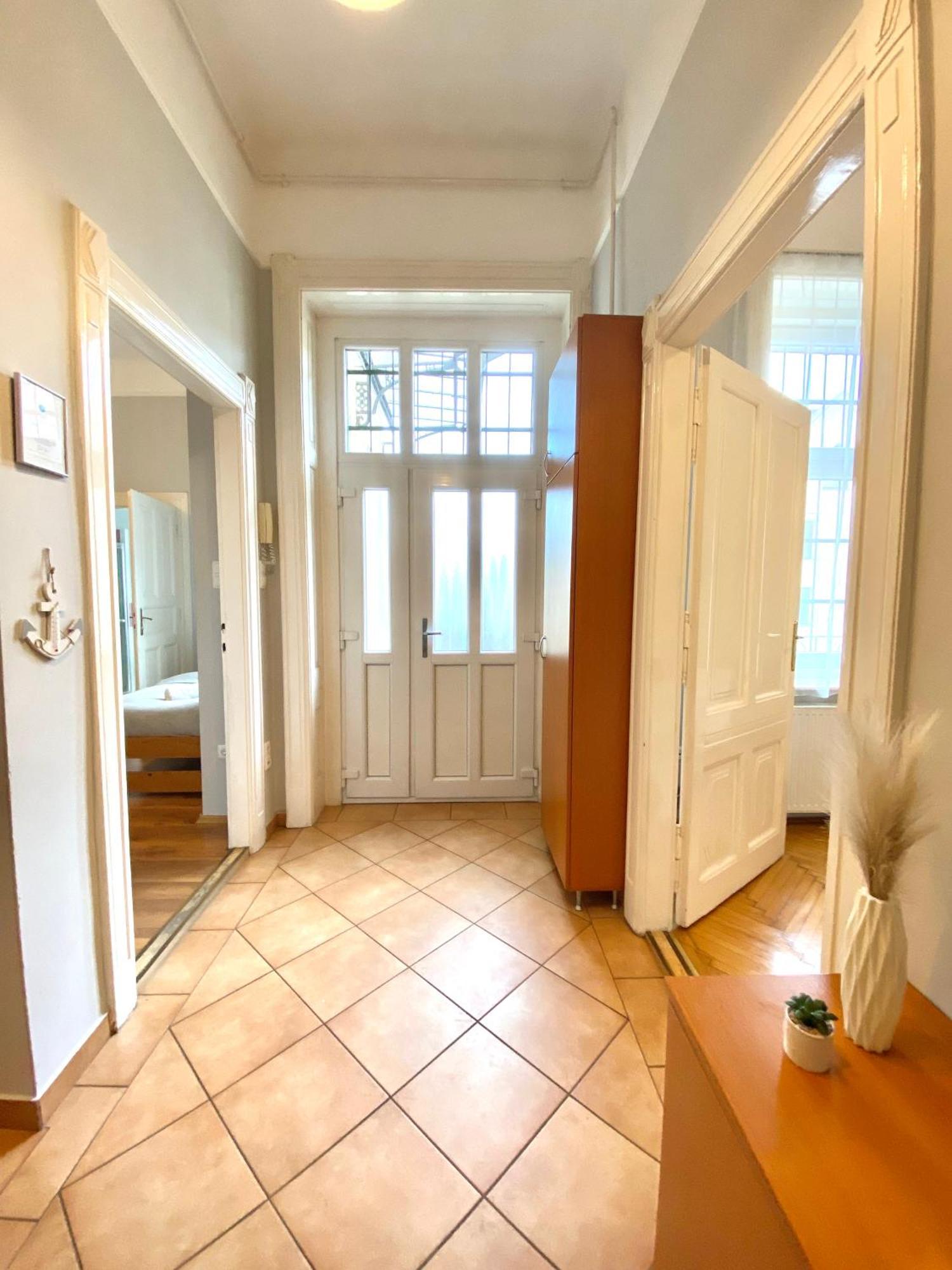 Free Parking + 4bdr + 3baths! + 5* Location Апартаменты Будапешт